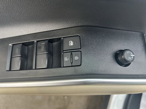 Used 2025 Toyota Highlander XLE image 17