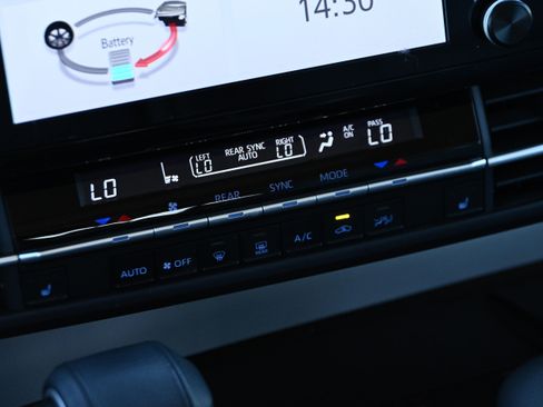 Used 2023 Toyota Sienna XLE image 19