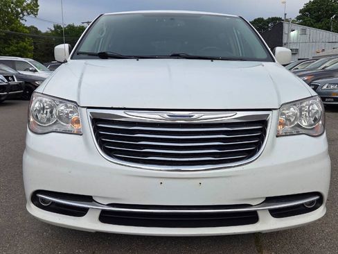 Used 2016 Chrysler Town & Country Touring FWD image 4