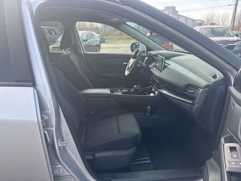 Used 2024 Nissan Rogue SV image 30