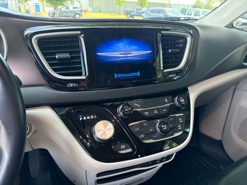 Used 2017 Chrysler Pacifica Touring-L FWD image 17