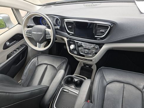 Used 2020 Chrysler Pacifica Limited FWD image 28