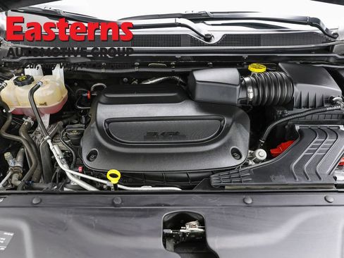 Used 2023 Chrysler Pacifica Touring-L FWD image 7