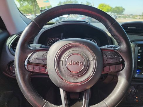 Used 2018 Jeep Renegade Altitude w/ UConnect 8.4 Nav Group FWD image 18