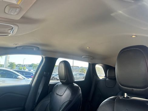 Used 2019 Jeep Cherokee Limited FWD image 11