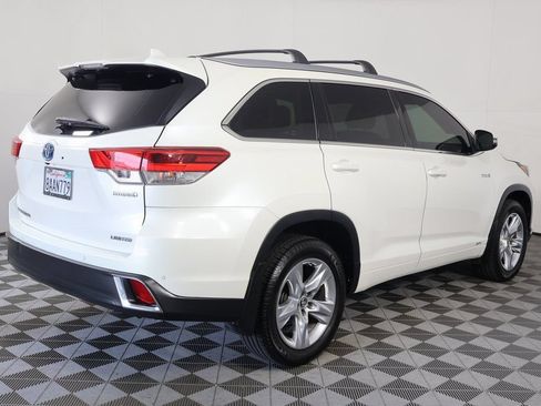 Used 2017 Toyota Highlander Limited w/ Carpet Mat Package AWD/4WD image 4