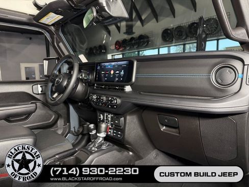 Used 2025 Jeep Wrangler Unlimited Rubicon 4xe w/ Convenience Group AWD/4WD image 19