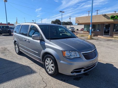 Used 2016 Chrysler Town & Country Touring image 3