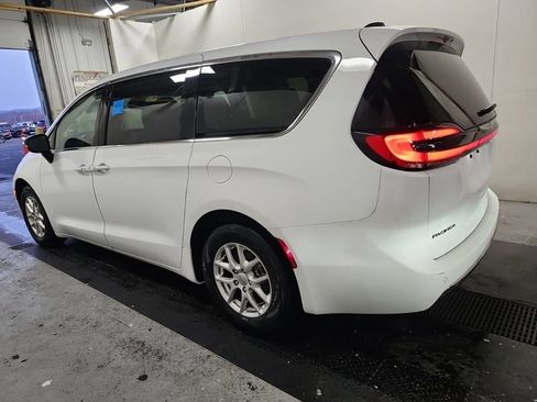 Used 2024 Chrysler Pacifica Touring-L image 3