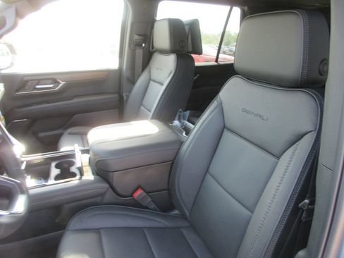 New 2026 GMC Yukon Denali w/ Denali Reserve Package AWD/4WD image 11