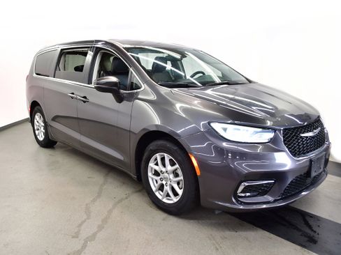Used 2023 Chrysler Pacifica Touring-L image 2