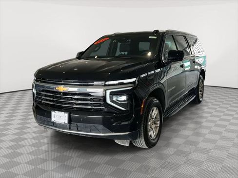 Used 2025 Chevrolet Suburban LT image 3