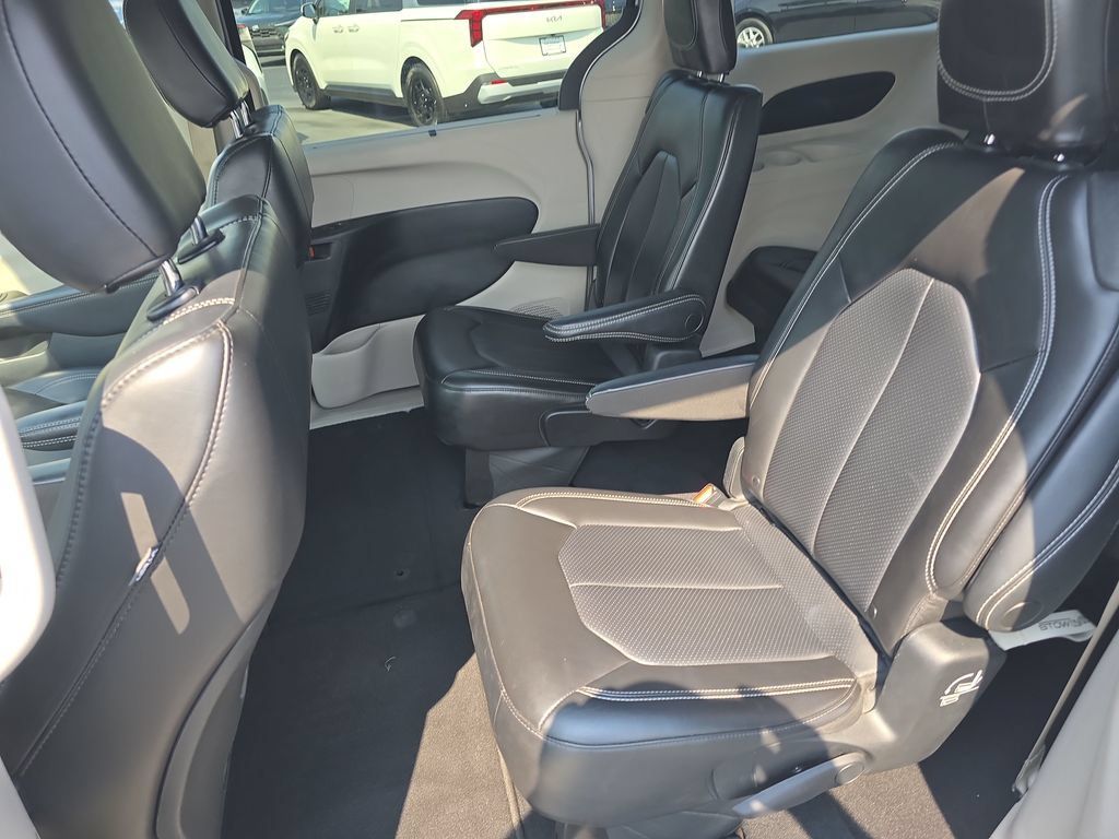 Used 2023 Chrysler Pacifica Touring-L FWD image 14