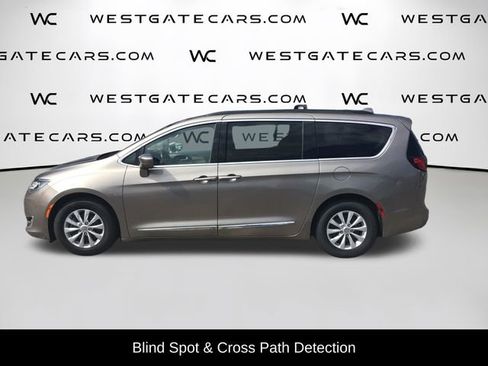Used 2017 Chrysler Pacifica Touring-L FWD image 5