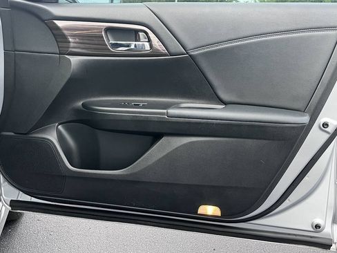 Used 2017 Honda Accord Touring image 39