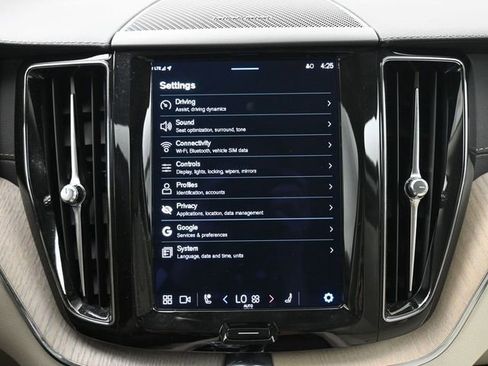 Used 2022 Volvo XC60 B5 Inscription w/ Climate Package image 16