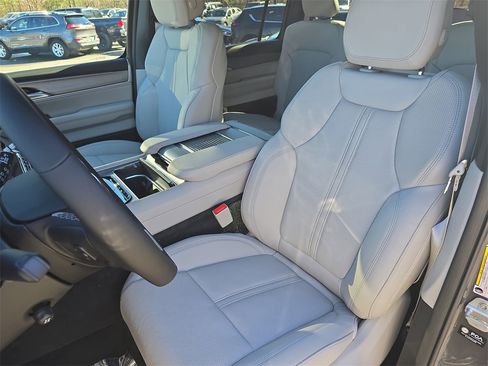 New 2025 Jeep Wagoneer Series II image 17