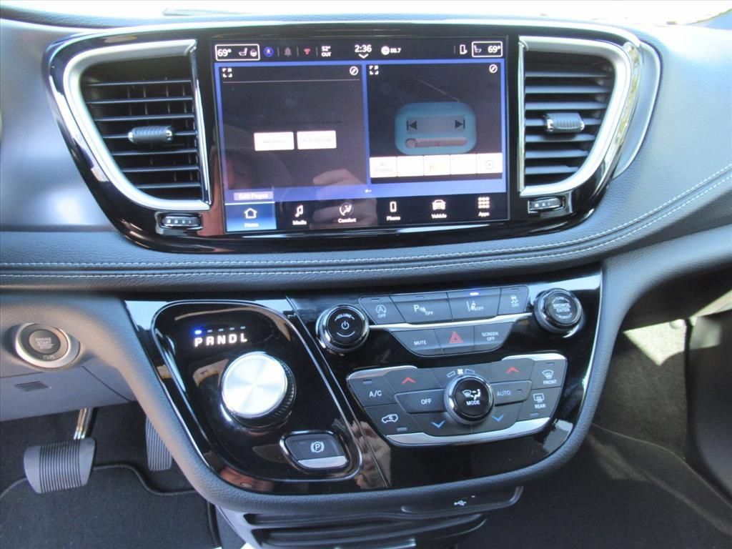New 2026 Chrysler Pacifica Select FWD image 22