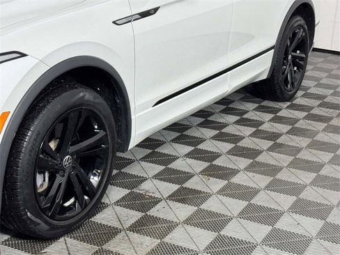 Used 2023 Volkswagen Tiguan SE R-Line image 13