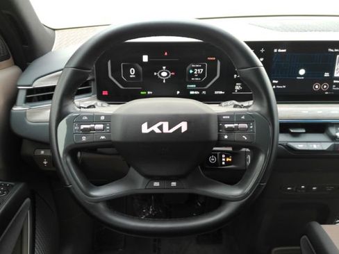 Used 2024 Kia EV9 Land image 38
