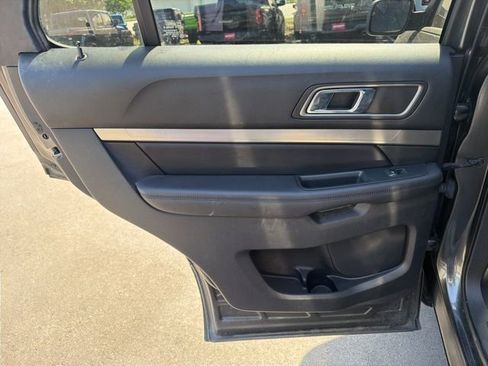 Used 2018 Ford Explorer XLT AWD/4WD image 12
