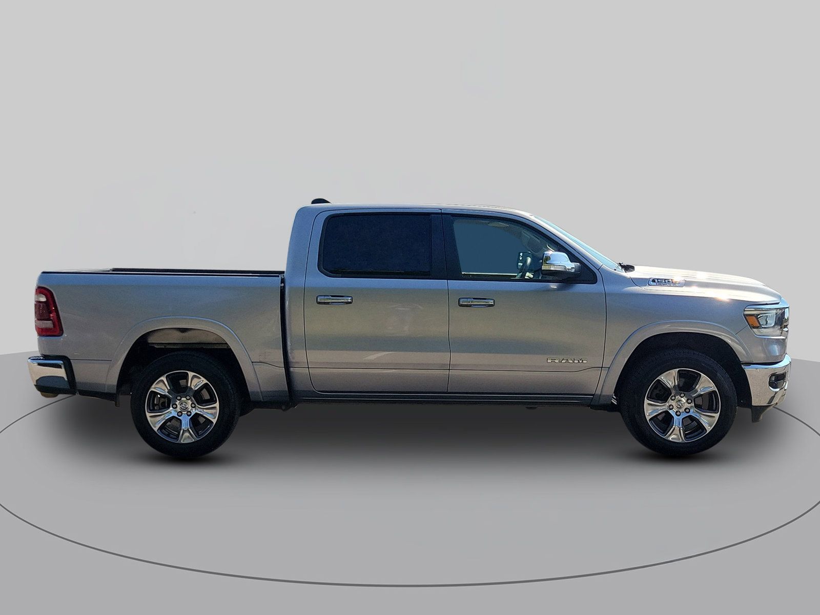 Used 2019 RAM 1500 Laramie AWD/4WD image 2