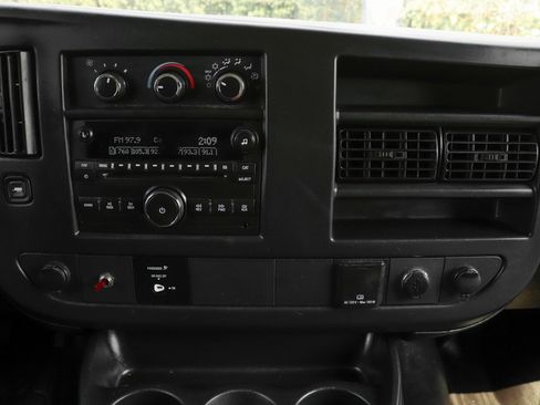 Used 2015 Chevrolet Express 4500 image 30