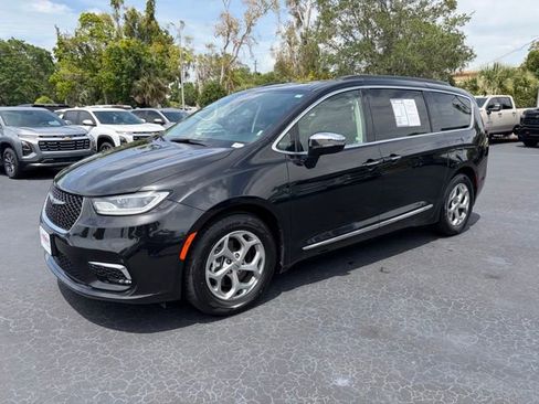 Used 2023 Chrysler Pacifica Limited FWD image 3