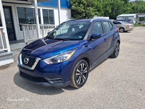 Used 2019 Nissan Kicks SV FWD image 1