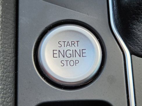 Used 2021 Volkswagen Atlas Cross Sport SE image 31