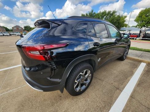 Used 2025 Chevrolet Trax LT FWD image 3