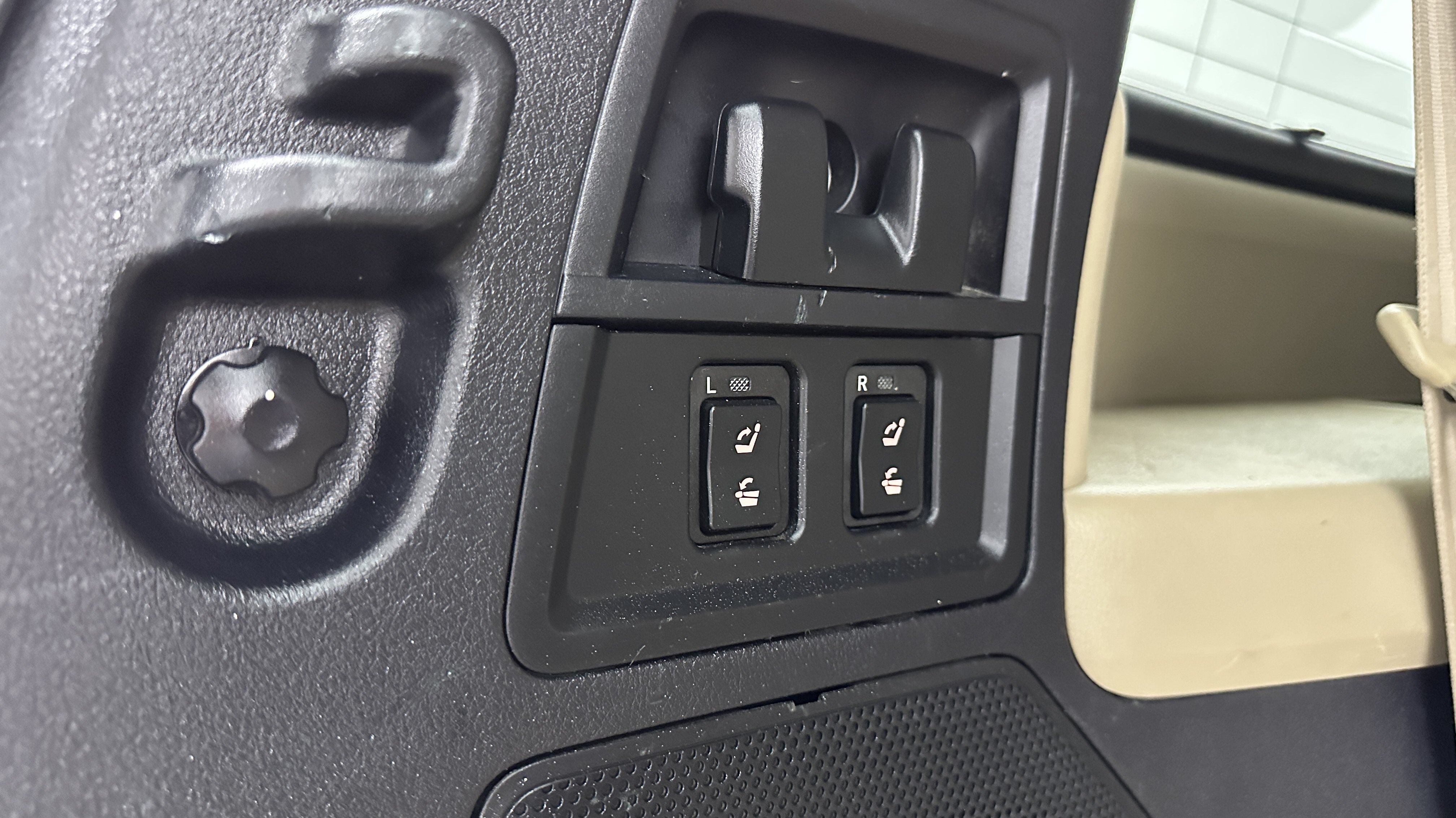Used 2018 Toyota Sequoia Limited w/ Safety & Convenience Package RWD image 35