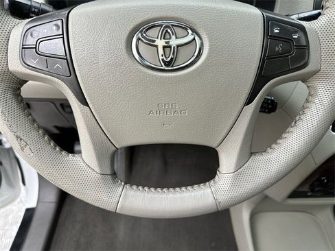 Used 2011 Toyota Sienna XLE w/ Premium Pkg image 14