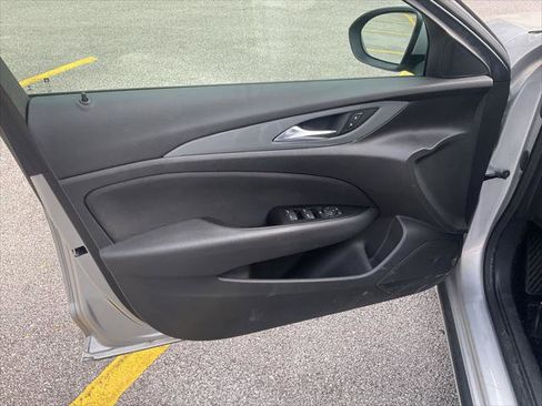 Used 2018 Buick Regal Preferred image 21