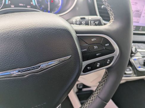 Used 2023 Chrysler Pacifica Touring-L image 17