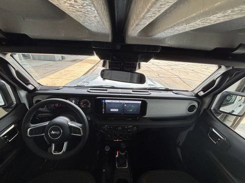 Used 2025 Jeep Wrangler Unlimited Sahara AWD/4WD image 33