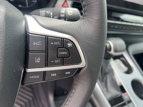 Used 2025 Toyota Sienna XLE image 27