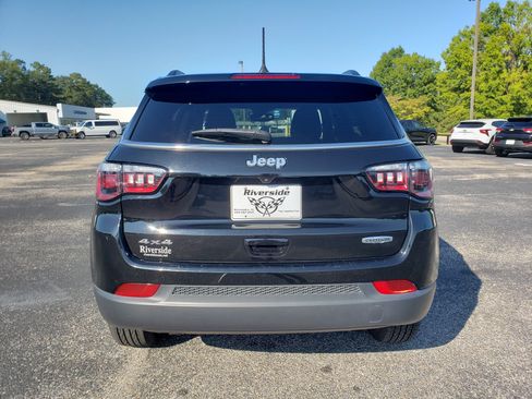 Used 2025 Jeep Compass Latitude w/ Sun & Sound Group AWD/4WD image 8
