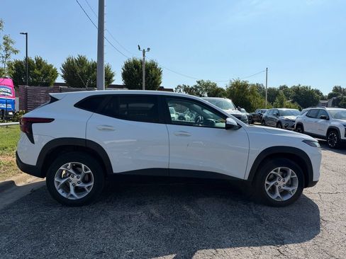 Used 2024 Chevrolet Trax LS w/ LS Convenience Package FWD image 2