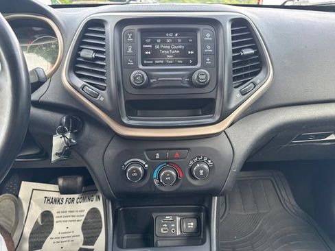 Used 2017 Jeep Cherokee Sport FWD image 31