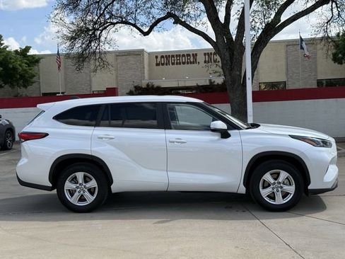 Used 2023 Toyota Highlander LE image 3