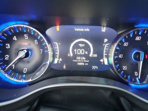 Used 2024 Chrysler Pacifica Touring-L image 15