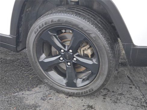 Certified 2023 Jeep Grand Cherokee L Laredo image 22