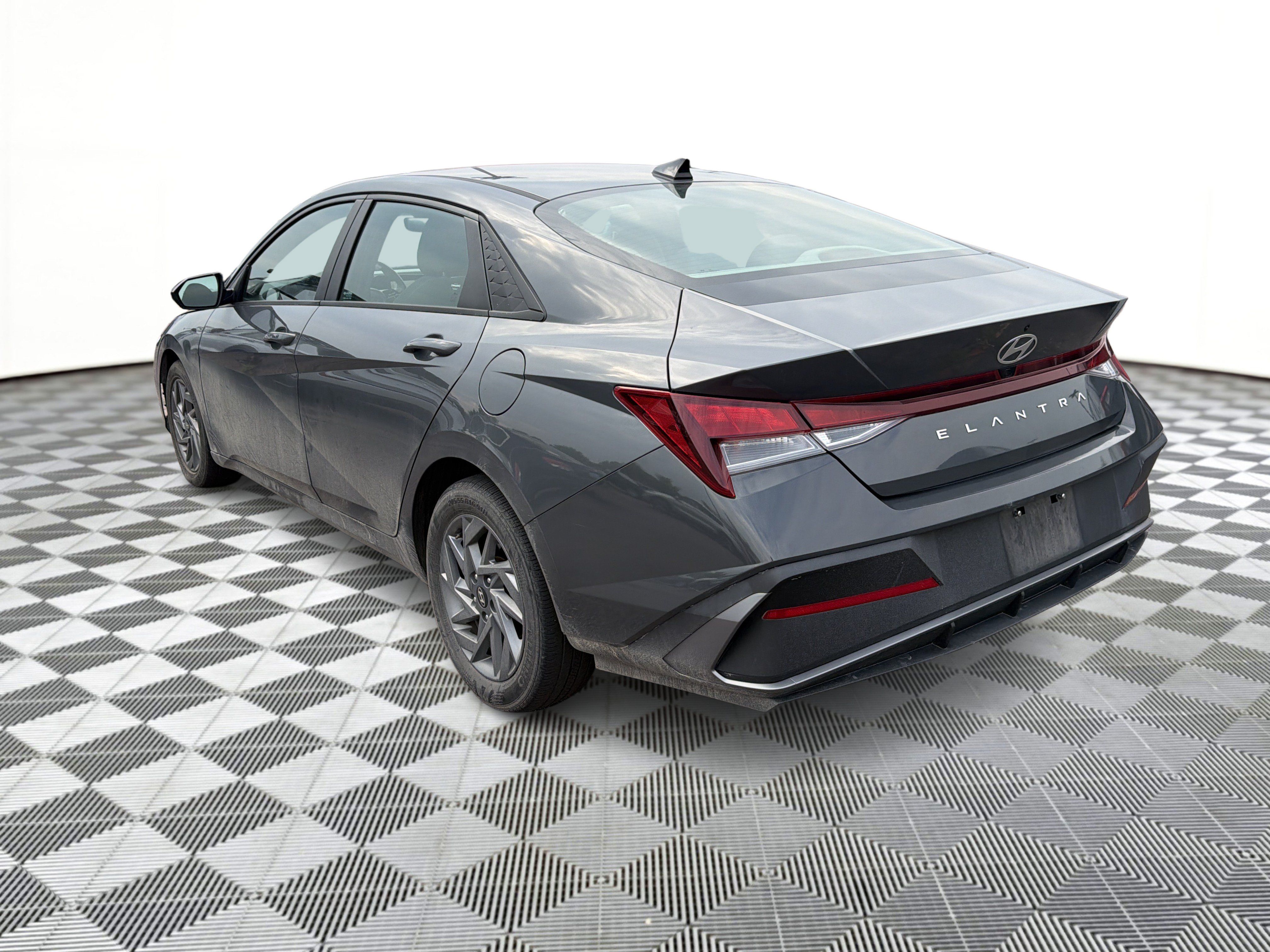 Used 2024 Hyundai Elantra SEL FWD image 3