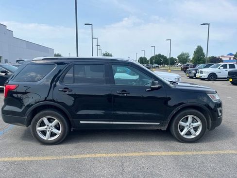 Used 2017 Ford Explorer XLT w/ Equipment Group 202A AWD/4WD image 12