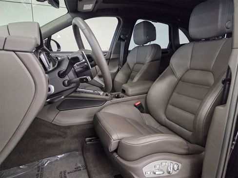 Used 2025 Porsche Macan image 5