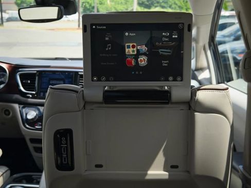 Used 2017 Chrysler Pacifica Limited w/ UConnect Theater Package FWD image 51