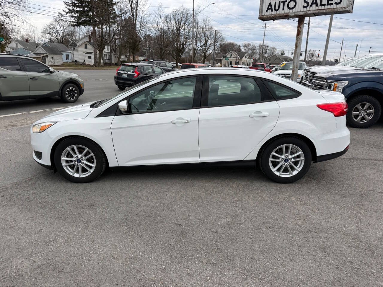 Used 2016 Ford Focus SE FWD image 2