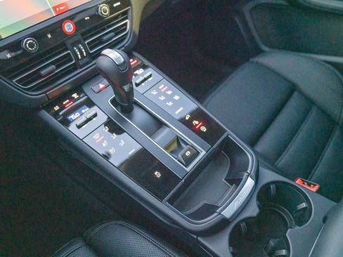 Certified 2026 Porsche Macan AWD/4WD image 21