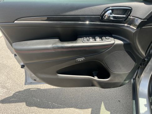 Used 2019 Jeep Grand Cherokee Trailhawk AWD/4WD image 9